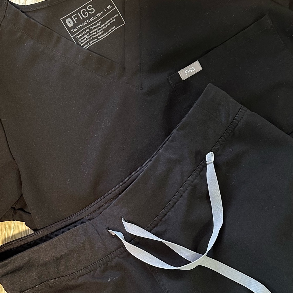 Figs Black Scrub Set